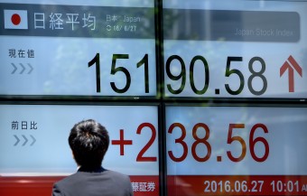 Tokyo stocks edge higher amid trade war fears